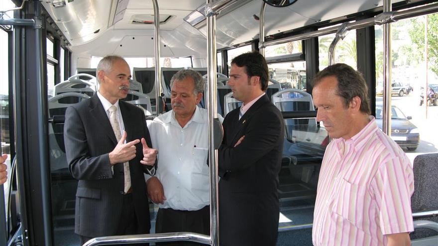 El autobús comarcal se aleja del casco antiguo por la noche