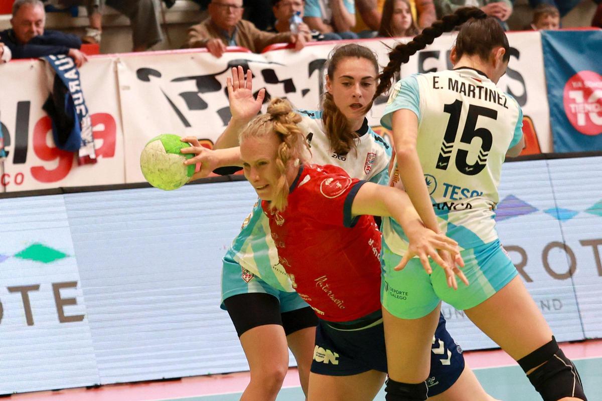 Zhukova trata de lanzar durante el partido del miércoles.