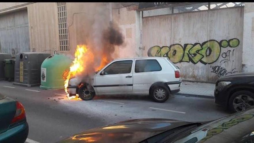 Sale ileso al incendiarse su coche en marcha en Dénia