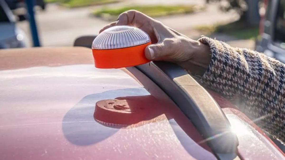Multas de 200 euros por llevar la baliza v-16 pero no tener el otro elemento obligatorio en la guantera en caso de avería: la Guardia Civil vigila estos coches
