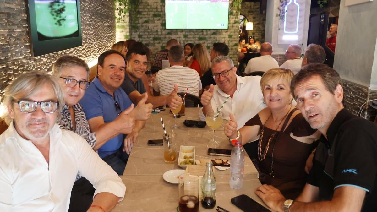 Pérez Llorca anima a la Roja desde las Hogueras de Alicante