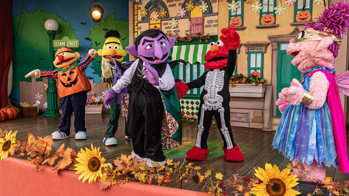 Los personajes de SésamoAventura celebran su particular Halloween.