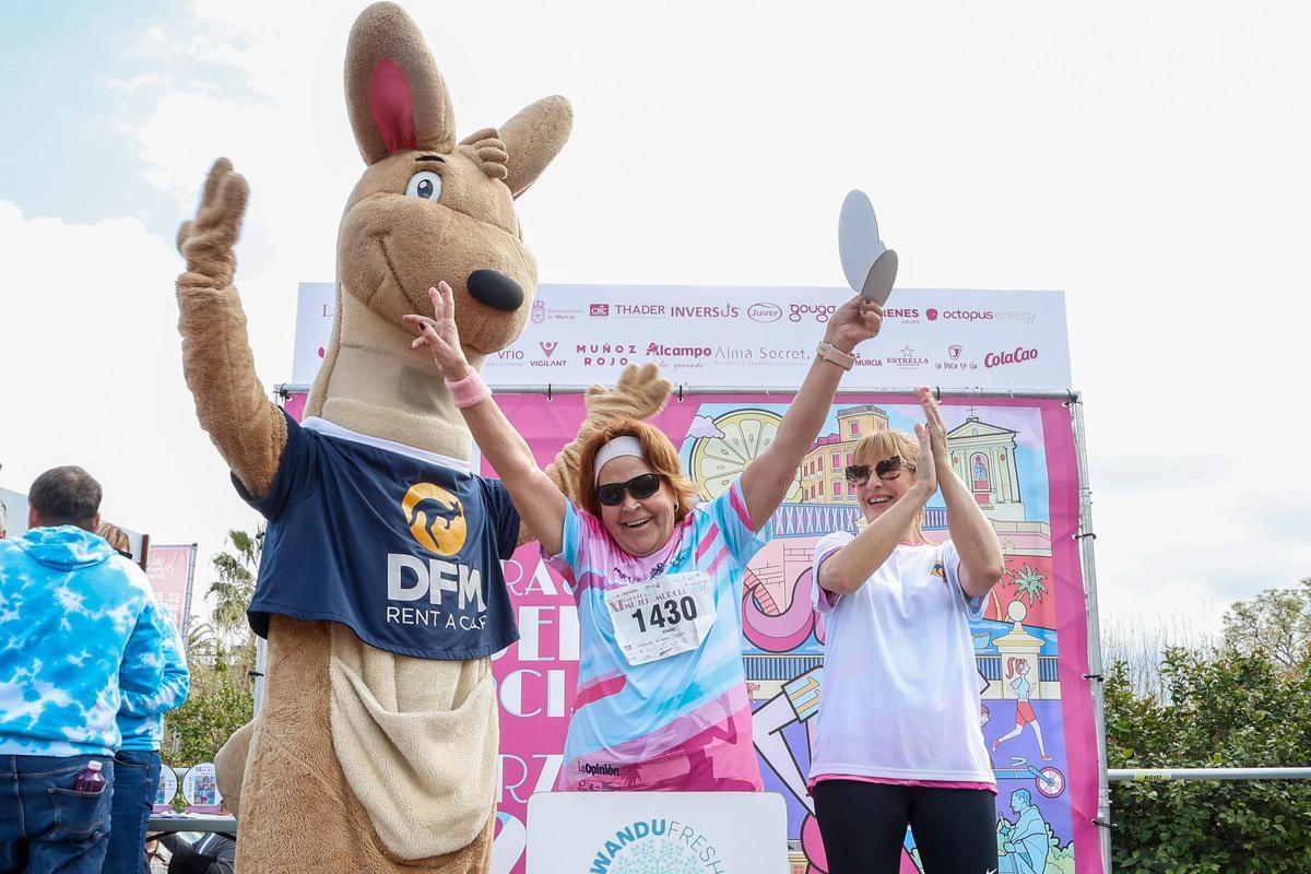Charo Cuadrado, recibiendo su trofeo como la más veterana de la Carrera de la Mujer
