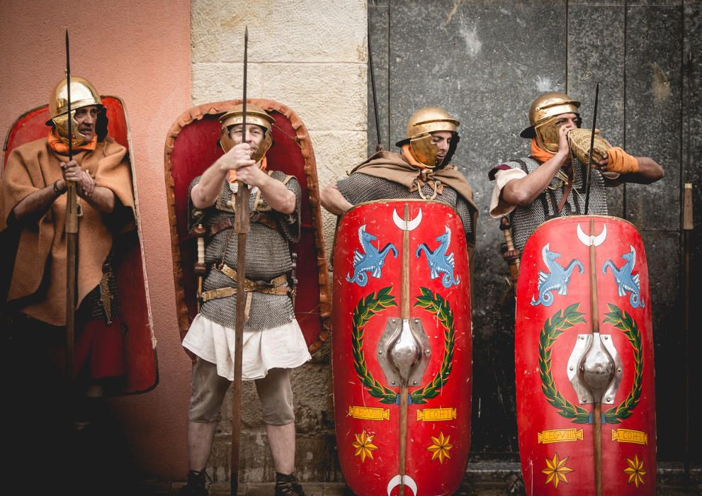 Veinte personas con trajes de romano recorren el Camí del Peix