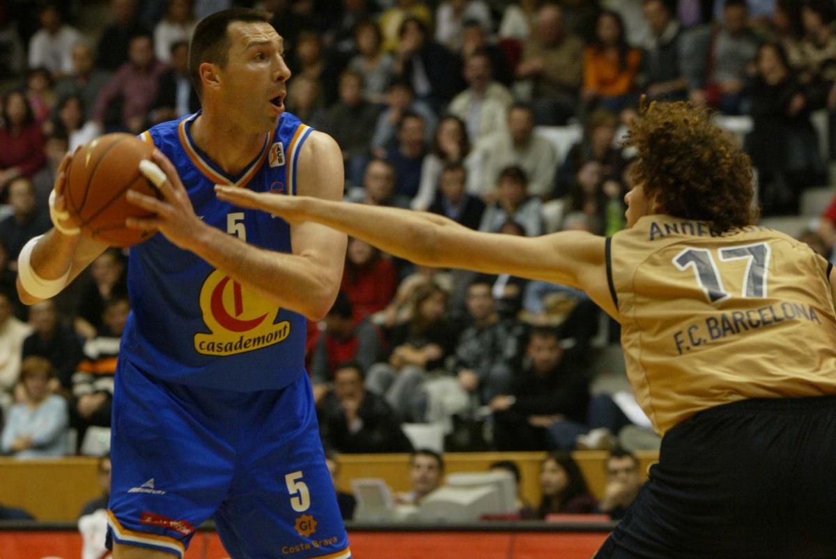 Struelens pugna amb Varejao, del Barça, en un partit a Fontajau