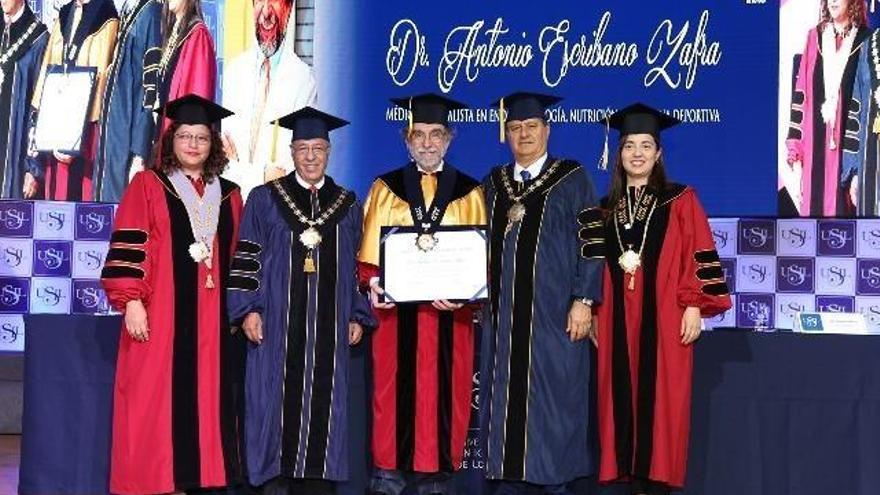 Antonio Escribano, doctor honoris causa por la Universidad Loyola de Lima