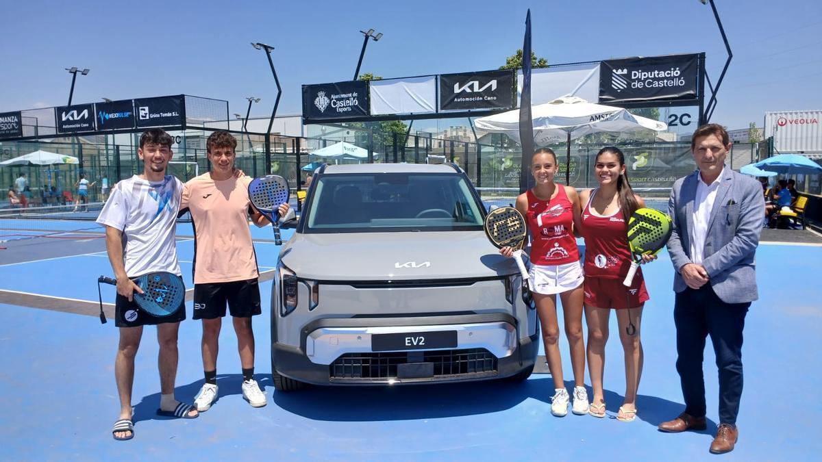 Jorge Andreu, gerente de Automoción Cano KIA, con algunos jugadores participantes en el torneo.