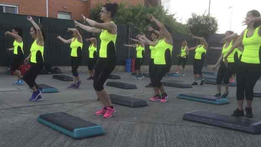 Vecinas de El Pinar durante las actividades programadas ayer.