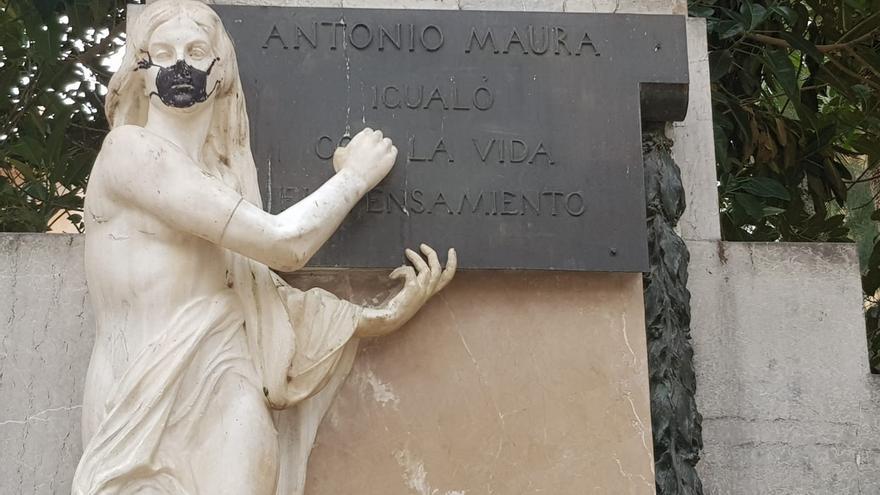 Una pintada destroza la escultura de &#039;La Verdad&#039; del monumento a Antonio Maura