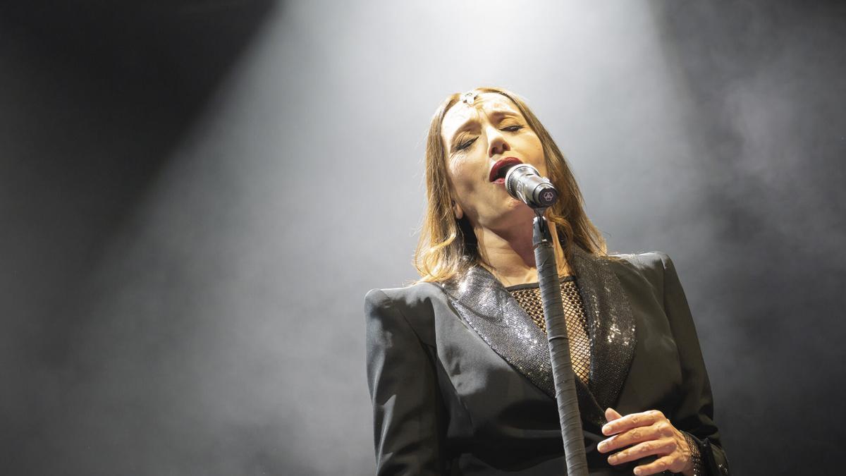 Luz Casal durante un concierto.