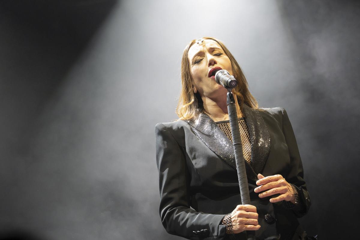ARANDA DE DUERO (BURGOS), 08/08/2024.- La cantante Luz Casal durante el concierto que ofrece en el festival Sonorama, hoy jueves en Aranda de Duero (Burgos). EFE/Paco Santamaría