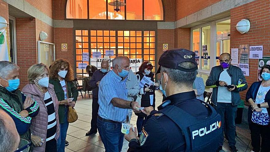 La Policía Nacional identifica a los manifestantes que se encerraron dentro del edificio. | Ángel González