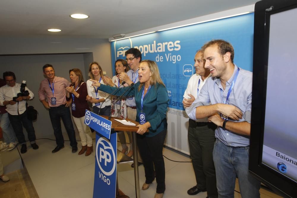 Varias decenas de personas se acercaron a la sede de los populares en la calle Urzaíz para celebrar junto al PP vigués la mayñría absoluta de Núñez Feijóo