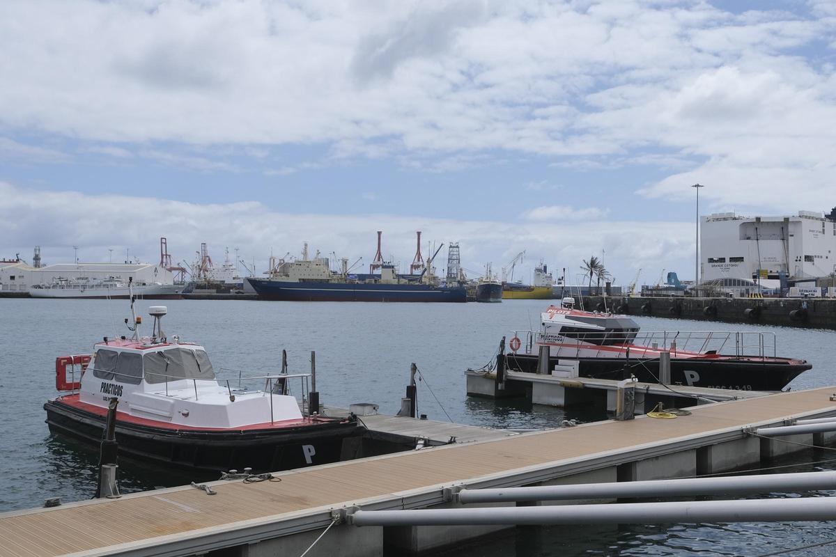Dos embarcaciones de los prácticos amarradas al pantalán del muelle Wilson del Puerto de Las Palmas.