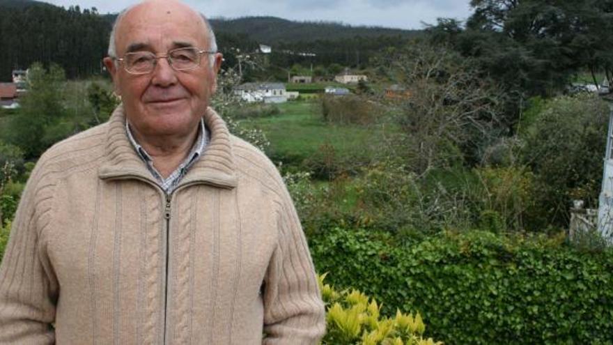 Álvaro Oliveros en su casa de Abres, con la vega del Eo al fondo.