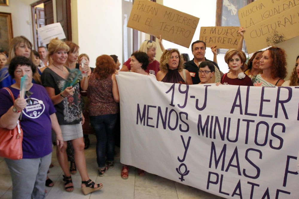 La plataforma tenía previsto hacer un encierro en el Ayuntamiento para exigir al Estado más presupuestos para luchar contra la violencia de género. Antes, han leído un comunicado en la puerta del cons