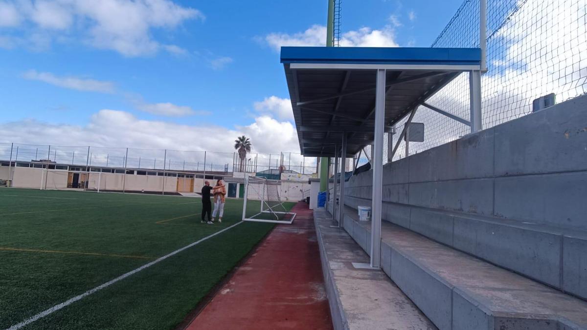 El Ayuntamiento invierte 39.000 euros en la nueva cubierta del campo de fútbol de Costa Ayala