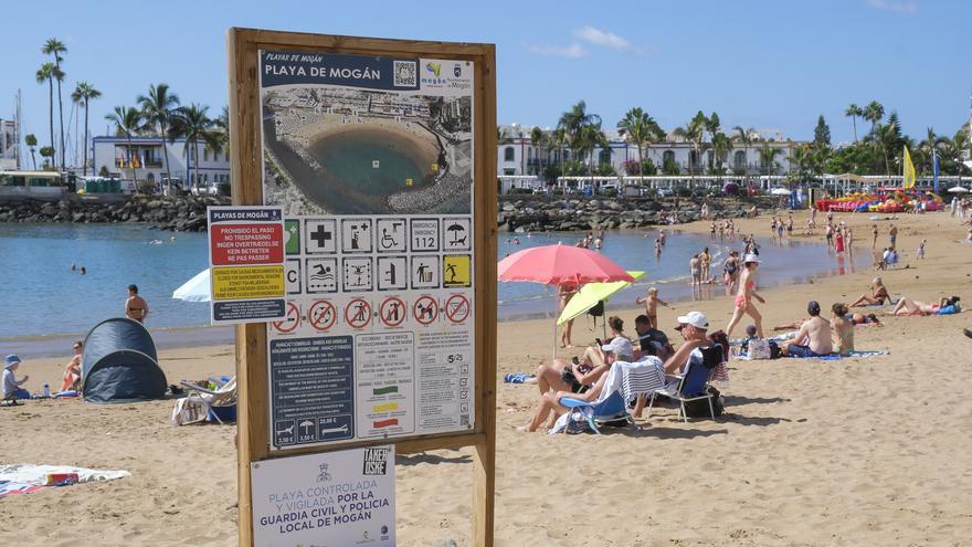 Siete playas reabren al baño y otras diez siguen cerradas por el vertido