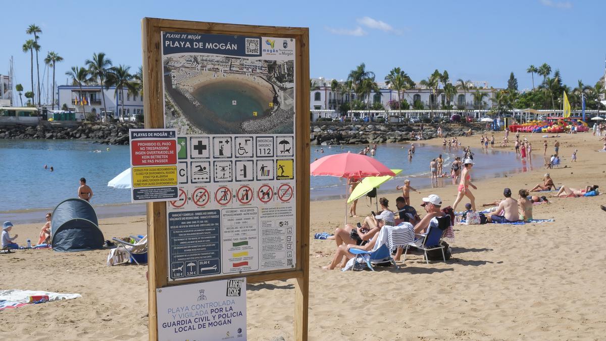 Cartel de prohición del baño en la playa de Mogán