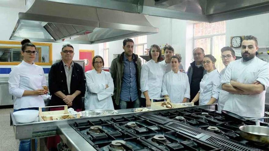 Los alumnos de segundo de Dirección de Cocina, con representantes de la Asociación de Municipios Micológicos de Aliste y Tábara.