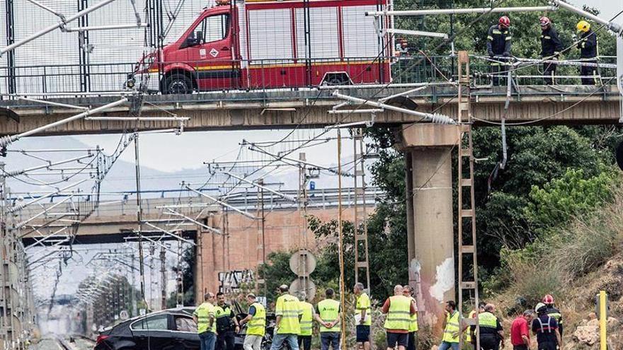 Un coche cae a la vía del tren desde un puente en Vila-real en un aparatoso accidente de tráfico