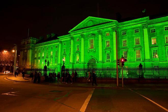 Ayuntamiento de Dublín iluminado de verde por San Patricio