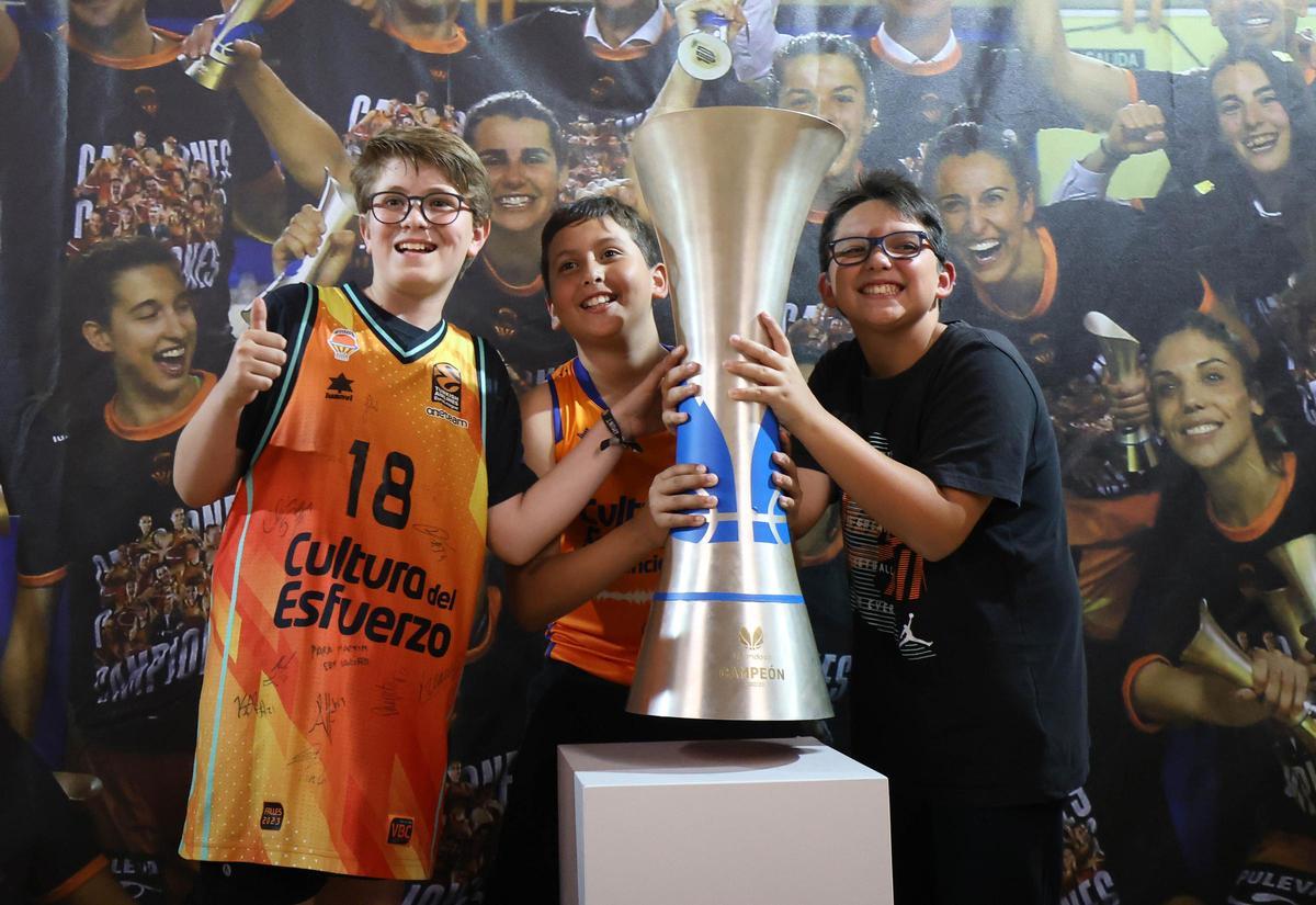 El trofeo de la Liga ya está en la Fonteta