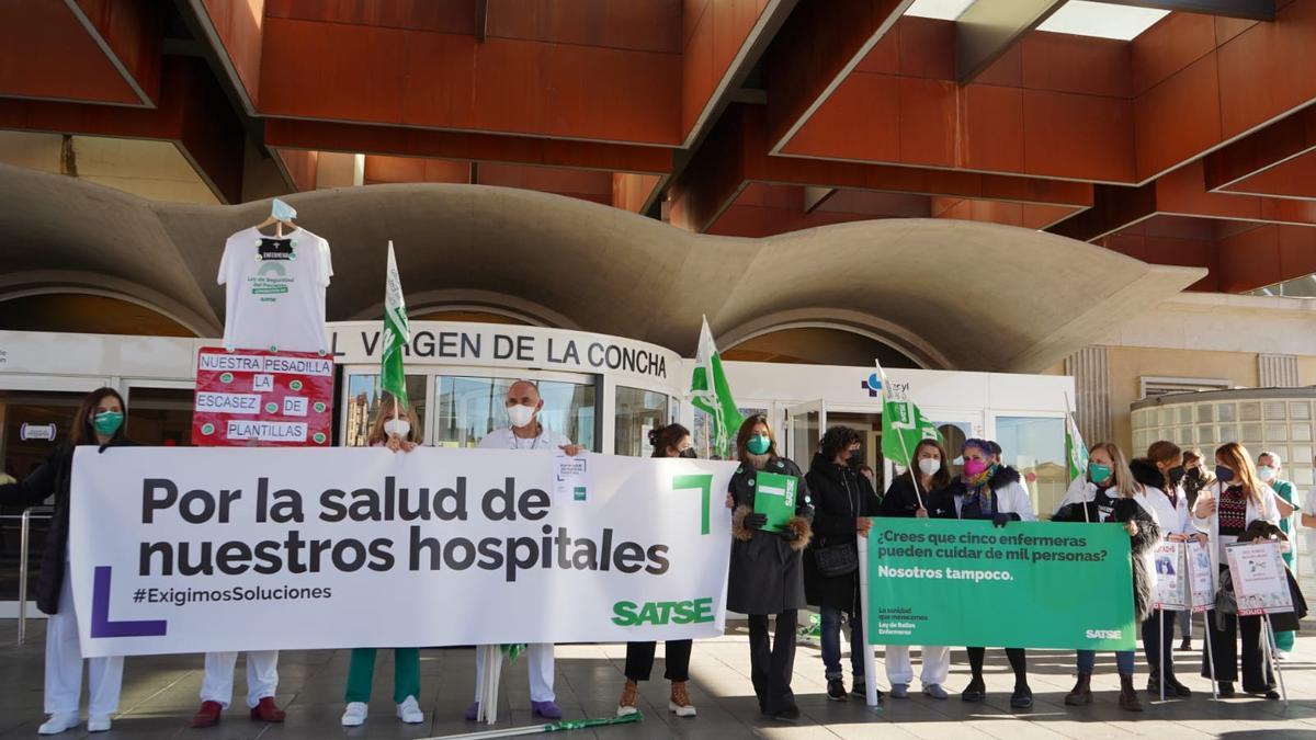 Concentración en la puerta principal del hospital Virgen de la Concha.