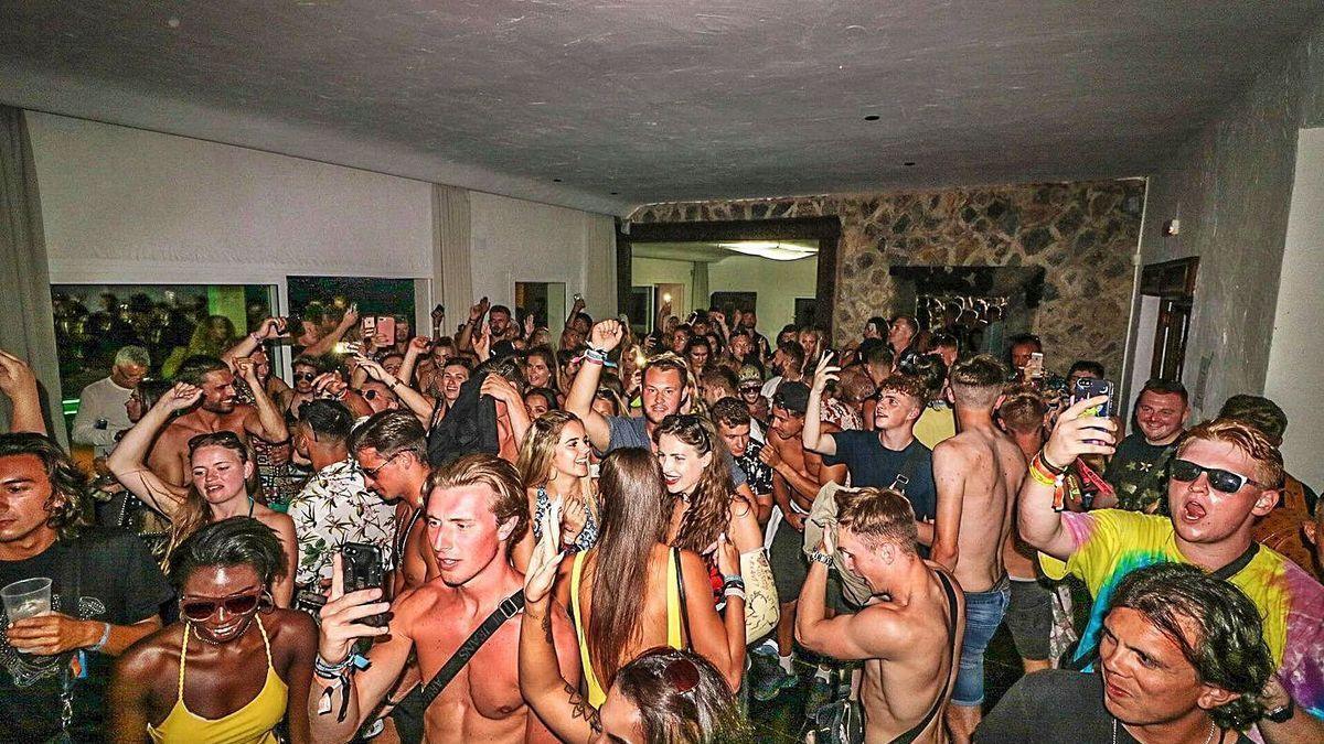 Imagen de una fiesta ilegal celebrada en una vivienda turística de Ibiza en 2018.