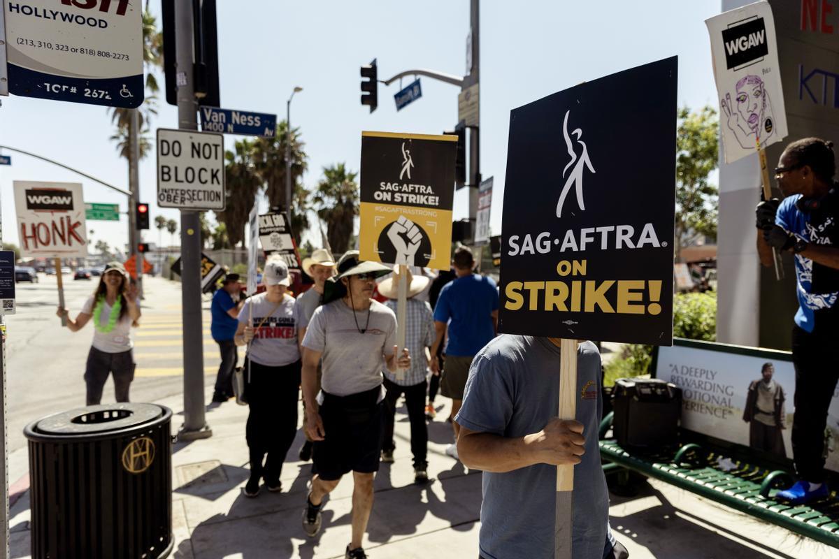 Guionistas y estudios de Hollywood retoman su negociación para desbloquear la huelga Guionistas y estudios de Hollywood retoman su negociación para desbloquear la huelga