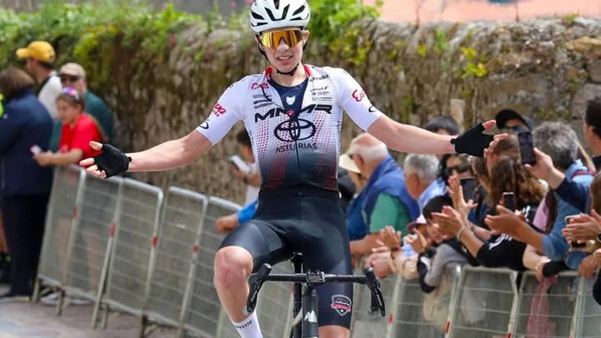 Martín Fernández, entrando en meta en San Vicente de la Barquera.