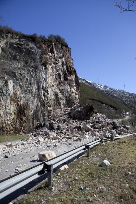 Un argayo con toneladas de rocas y tierra corta el Corredor del Nalón y deja Caso incomunicado