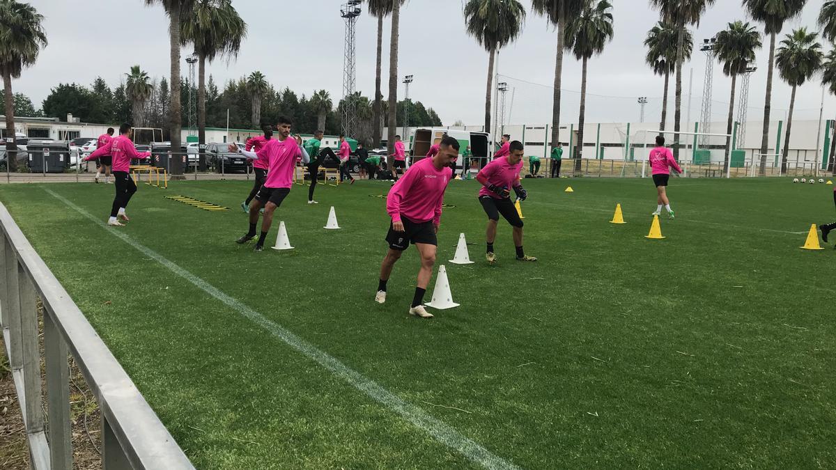 Un momento del entrenamiento del Córdoba CF, ayer, en la Ciudad Deportiva.