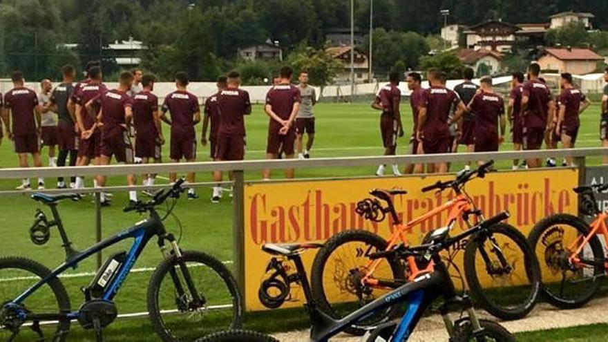 Los futbolistas con las bicicletas en las que se han desplazado estos días.