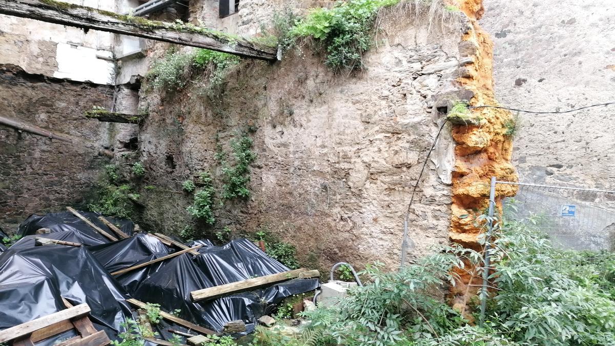 Piedras y perpiaños de la fachada amontonados en el solar de la Casa Gótica. // Loc