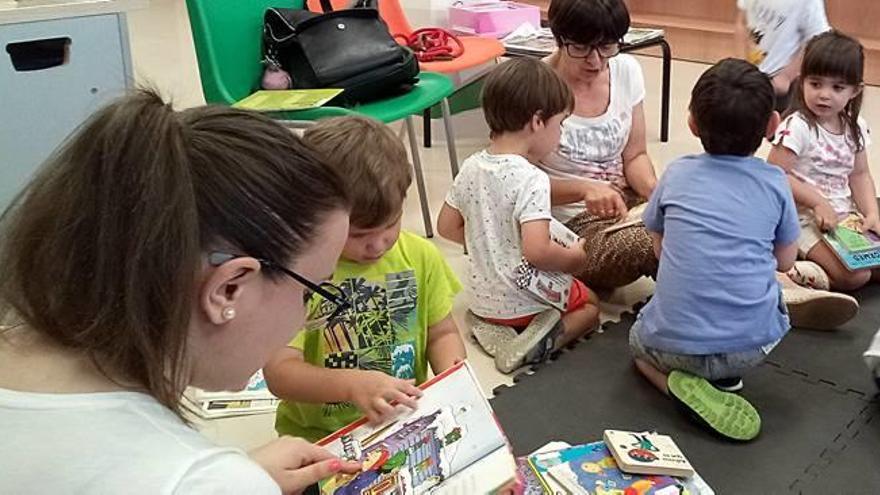 Los niños de la «escoleta» en la biblioteca, anteayer.