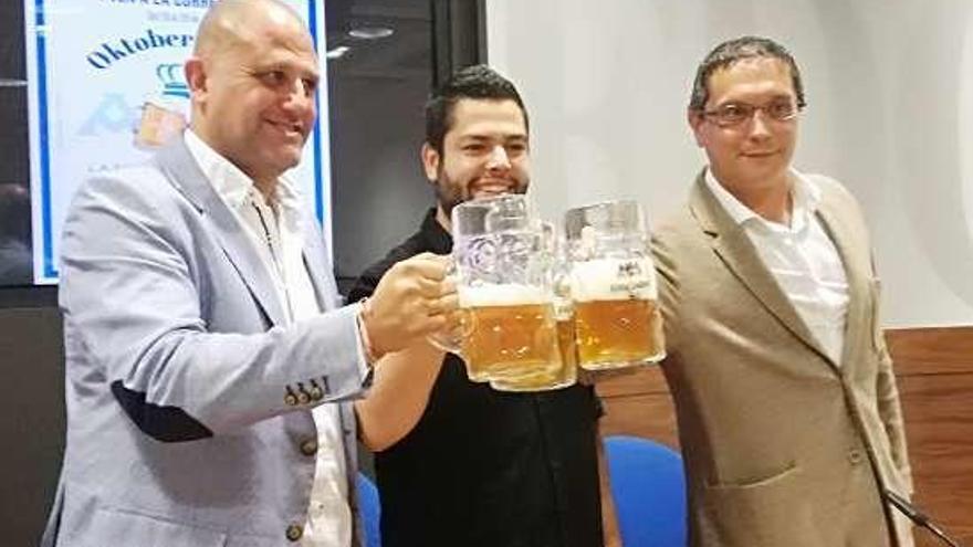 Iván de la Plata, Rubén Rosón y José Luis Monjardín brindan con cerveza durante la presentación del OktoberOviedo.