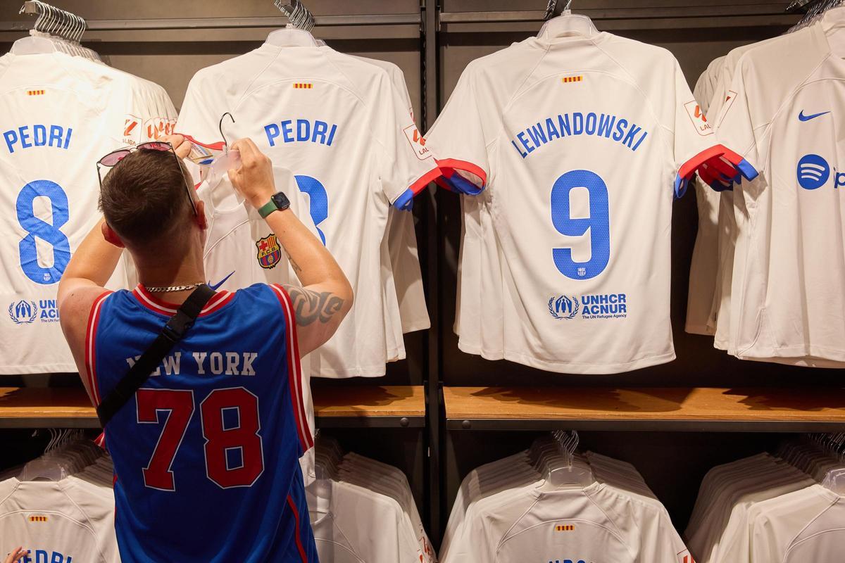 ¡Locura por la nueva camiseta blanca del Barça!