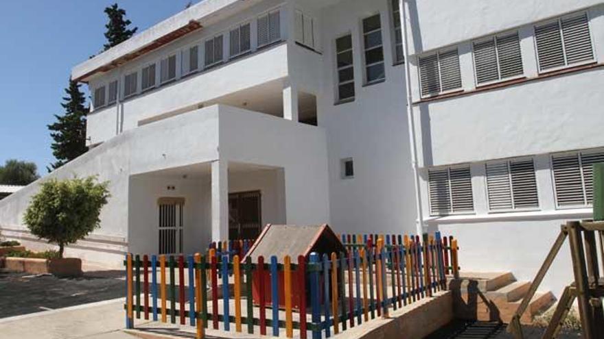 El colegio Guillem de Montgrí, pintado de blanco a falta de la última capa de pintura