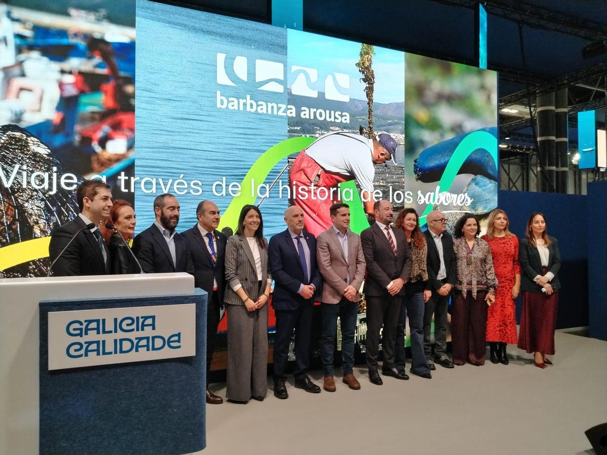 Alcaldes y ediles de Barbanza-Arousa, en Fitur con Pardal, cuarto por la izqda.; Merelles, octavo; Regeira, décimo; y Cachafeiro, a la derecha.