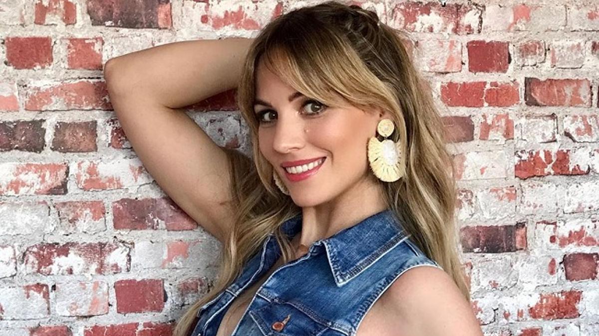 Edurne en la promoción de su disco 'Catarsis' con un mono vaquero 'eco' de Guess