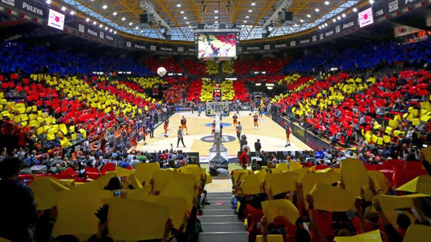 Tifo en La Fonteta en el primer partido de la final de la Eurocp