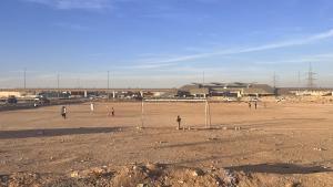 Unos niños juegan en un campo de tierra al lado de las instalaciones del Al-Nassr en Riad (Arabia Saudí).