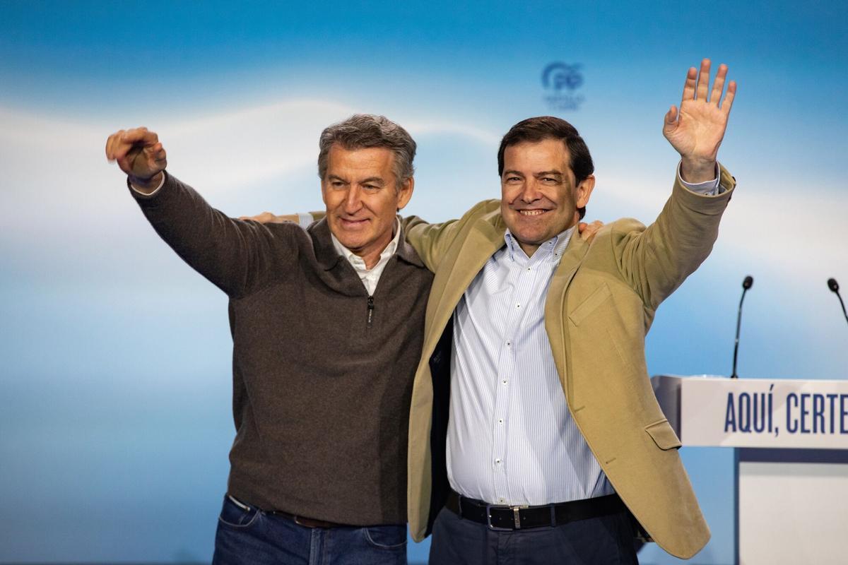 Alberto Núñez Feijóo y el presidente de la Junta y candidato, Alfonso Fernández Mañueco, en un acto en Ávila en febrero.