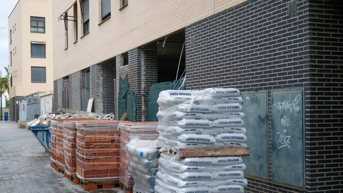 Las obras de un hostel en los bajos de la calle Carlos Cortina, 5 siguen en marcha pese a no tener licencia