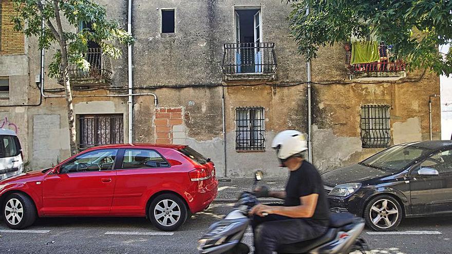 El bloc ocupat del carrer St. Salvador d’Horta de Girona. | MARC MARTÍ