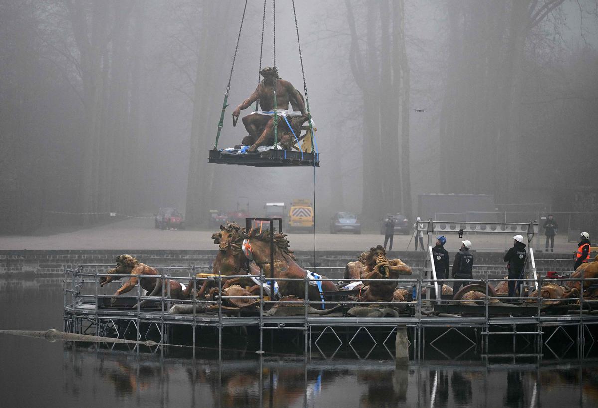 La escultura de Apolo en su Carro tras la restauración vuelve al castillo de Versalles, en las afueras de París