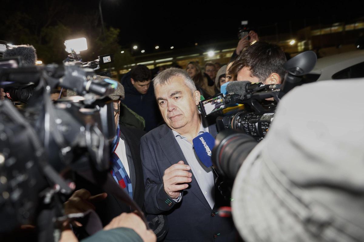 El ex secretario de Organización del PSOE Santos Cerdán, a su salida de la cárcel de Soto del Real (Madrid).
