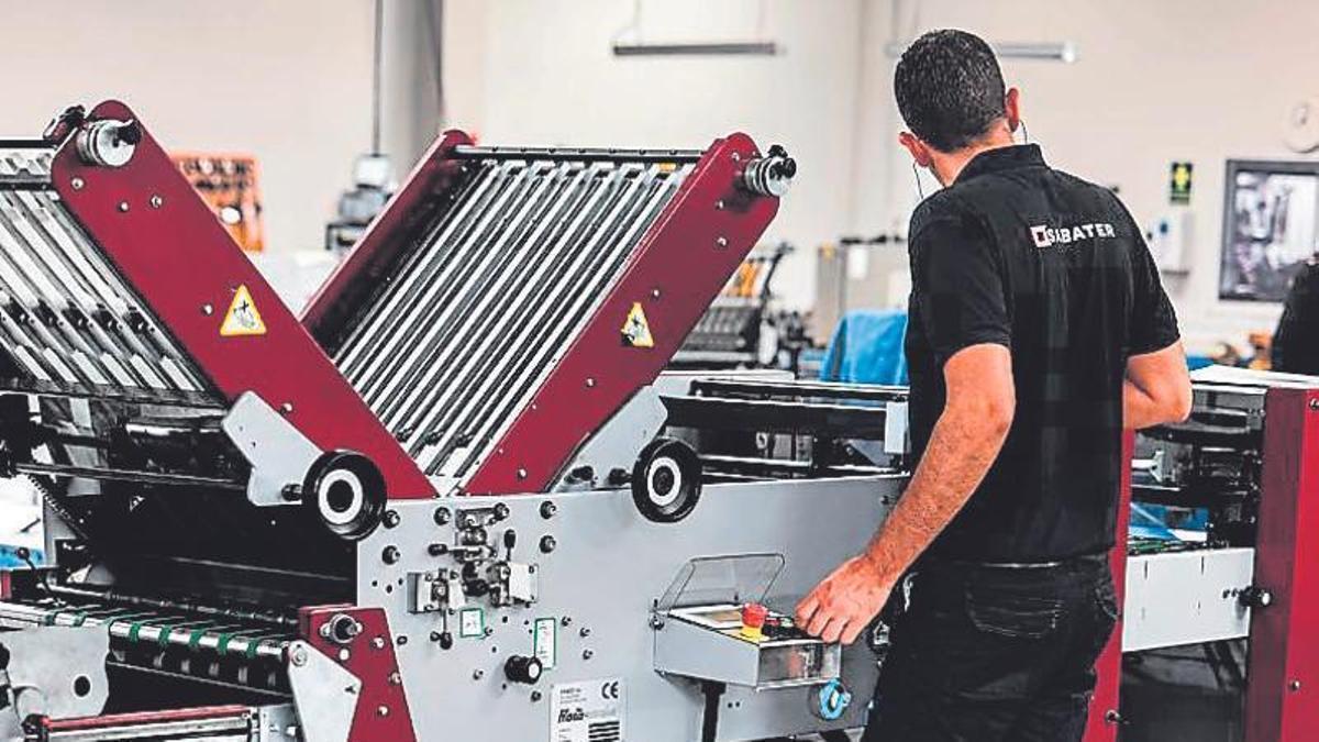 La empresa canaria combina impresión offset y etiquetas con sostenibilidad para mantener valor en las islas