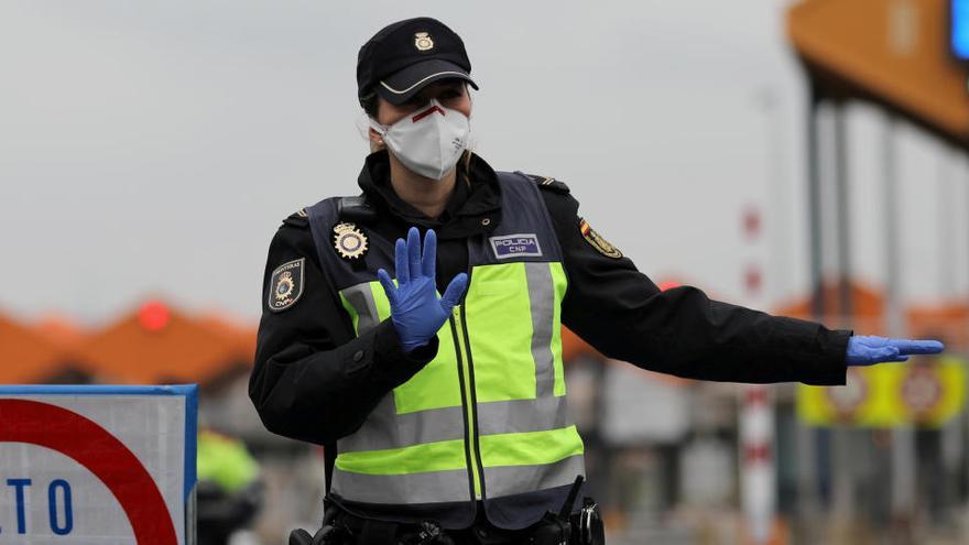 Un policía en la frontera entre Francia y España.